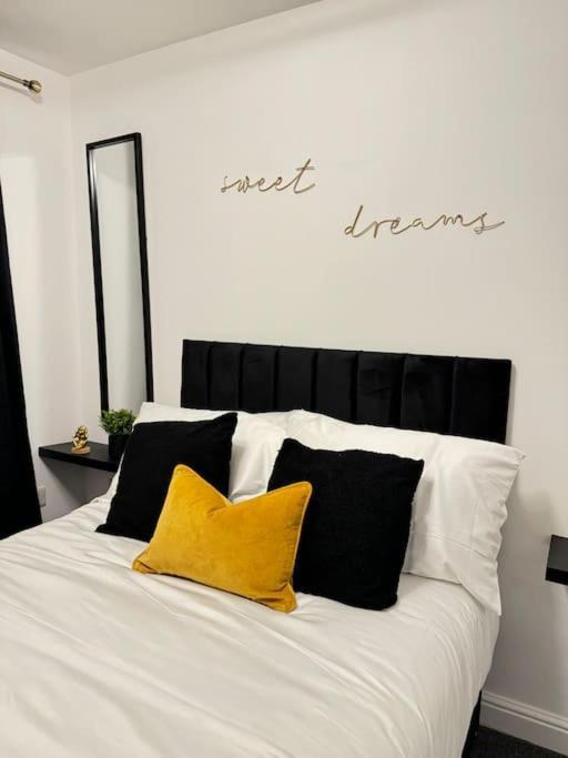 Luxury Cozy 3 Bed Apartment 5Mins From City - Free Parking! Nottingham Bagian luar foto