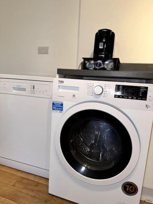 Luxury Cozy 3 Bed Apartment 5Mins From City - Free Parking! Nottingham Bagian luar foto